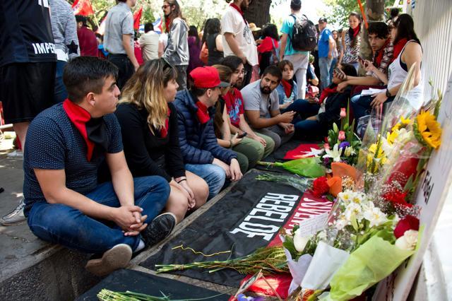 People gather outside the Cuban embassy in Santiago on November 26, 2016, the day after Cuba's historic revolutionary leader Fidel Castro died aged 90. One of the world's longest-serving rulers and modern history's most singular characters, Castro defied 11 US administrations and hundreds of assassination attempts. (AFP Photo) People gather outside the Cuban embassy in Santiago on November 26, 2016, the day after Cuba's historic revolutionary leader Fidel Castro died aged 90. One of the world's longest-serving rulers and modern history's most singular characters, Castro defied 11 US administrations and hundreds of assassination attempts. (AFP Photo)