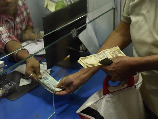 A man gets his old 500 rupees notes exchanged with 100 rupees at Canara bank in Mumbai. The government discontinued exchange of demonetised notes for valid money on November 24, 2016.(Arijit Sen/HT PHOTO)