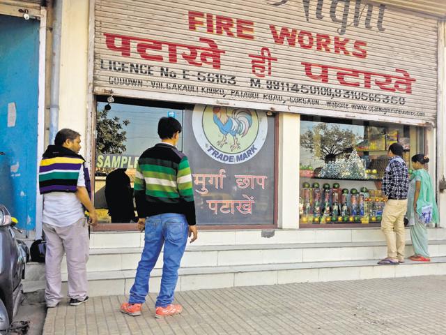 Crackers being sold illegally.(Parveen Kumar/HT Photo) Crackers being sold illegally.(Parveen Kumar/HT Photo)