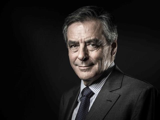 Francois Fillon (C), candidate for the right-wing primaries ahead of the French 2017 presidential election, waves at the end of a speech during a campaign rally in Paris, on November 25, 2016, ahead of the primary's second round on November 27. (AFP Photo) Francois Fillon (C), candidate for the right-wing primaries ahead of the French 2017 presidential election, waves at the end of a speech during a campaign rally in Paris, on November 25, 2016, ahead of the primary's second round on November 27. (AFP Photo)