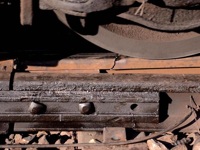 The rail fracture that developed between Kopar Khairane and Ghansoli station on Saturday morning.(Bachchan Kumar)