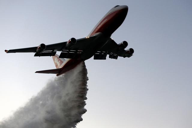 The American 747 supertanker helps extinguish a fire over the village of Nataf close to Jerusalem, as it helps extinguish an ongoing fire in the area, on November 26, 2016. (AFP) The American 747 supertanker helps extinguish a fire over the village of Nataf close to Jerusalem, as it helps extinguish an ongoing fire in the area, on November 26, 2016. (AFP)