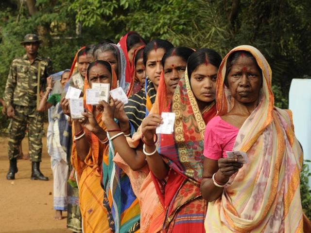 People stand in queue to cast their vote at Belpahari, West Midnapore on April 04, 2016 during the first phase of West Bengal assembly elections.(Samir Jana / HT Photo)