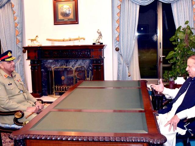Pakistani prime minister Nawaz Sharif (R) meets with chief of army staff-designate General Qamar Javed Bajwa in Islamabad. (AFP Photo) Pakistani prime minister Nawaz Sharif (R) meets with chief of army staff-designate General Qamar Javed Bajwa in Islamabad. (AFP Photo)