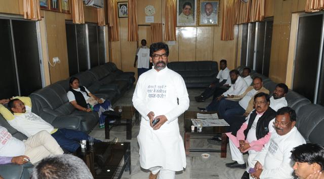 Leader of Opposition Hemant Soren after the Chotanagpur Tenancy Act and Santhal Pargana Act were amended in the assembly on November 23.(HT file photo.)