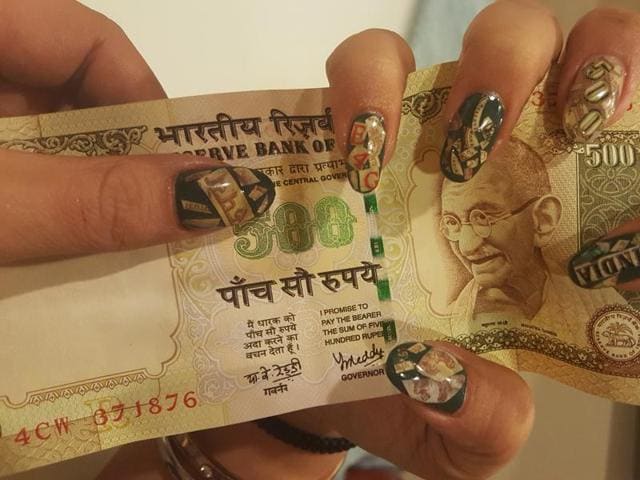 Delhi-based nail artist Simar Sukhija glues parts of the old Rs 500 note on her clients’ nails as part of her demonetisation-inspired nail art.(HT Photo)