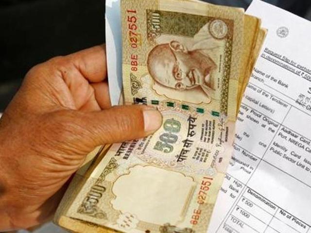 Pankaj P Kori, 30, went to a leading public sector bank on Thursday and deposited cash amounting to Rs1.05 lakh in the now-defunct Rs500 notes. After verification, 11 notes were found to be fake.(HT FILE PHOTO FOR REPRESENTATION) Pankaj P Kori, 30, went to a leading public sector bank on Thursday and deposited cash amounting to Rs1.05 lakh in the now-defunct Rs500 notes. After verification, 11 notes were found to be fake.(HT FILE PHOTO FOR REPRESENTATION)