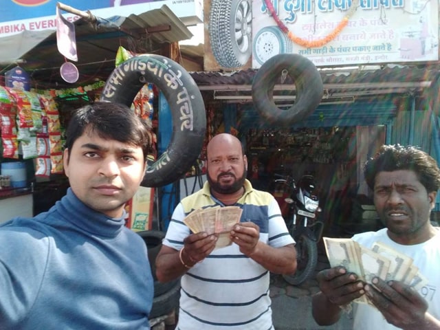 Aditya Tiwari (left) collects old `1000 notes from vendors and vegetable sellers in Choithram Mandi, Indore on Sunday. (Shankar Mourya/HT photo) Aditya Tiwari (left) collects old `1000 notes from vendors and vegetable sellers in Choithram Mandi, Indore on Sunday. (Shankar Mourya/HT photo)