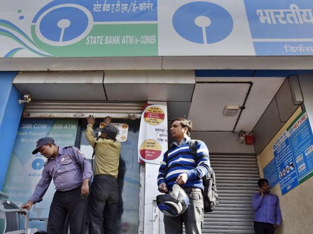 A notice is pasted outside State Bank of India branch in Srinagar. An angry mob vandalised a branch of the bank in Manipur after waiting to withdraw money.(PTI File Photo) A notice is pasted outside State Bank of India branch in Srinagar. An angry mob vandalised a branch of the bank in Manipur after waiting to withdraw money.(PTI File Photo)