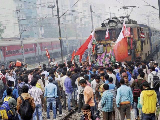 All India Students Federation and Chhtrara Janadhikar Party workers block railway tracks on Monday as part of the bandh called by Left parties in Patna.(PTI)