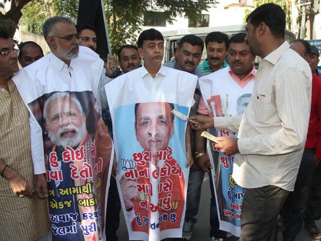 Congress supporters protest against Prime Minister Narendra Modi over the ban on Rs 500 and Rs 1000 notes outside Gujarat chief minister Vijay Rupani's house in Rajkot on Sunday.(PTI)