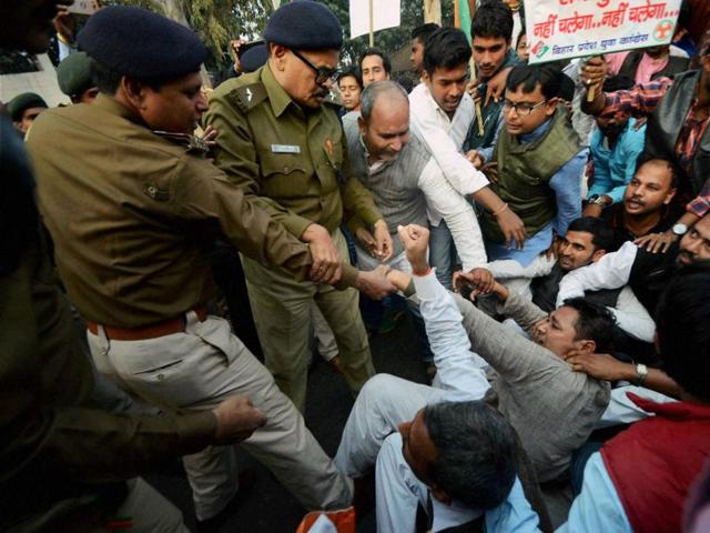 Police detain Youth Congress workers during a protest against the demonetisation exercise, in Patna on Sunday.(PTI) Police detain Youth Congress workers during a protest against the demonetisation exercise, in Patna on Sunday.(PTI)