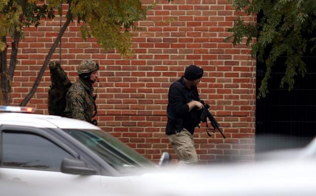Law enforcement officials are seen outside of a parking garage on the campus of Ohio State University as they respond to an active attack in Columbus, Ohio, on November 28, 2016. (AFP Photo)