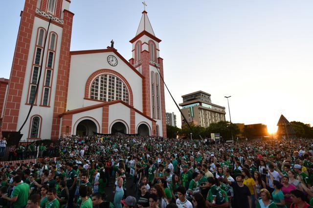People surround a church during a mass in memoriam of the players of Brazilian team Chapecoense Real killed in a plane crash in the Colombian mountains, in Chapeco on November 29. (AFP Photo) People surround a church during a mass in memoriam of the players of Brazilian team Chapecoense Real killed in a plane crash in the Colombian mountains, in Chapeco on November 29. (AFP Photo)