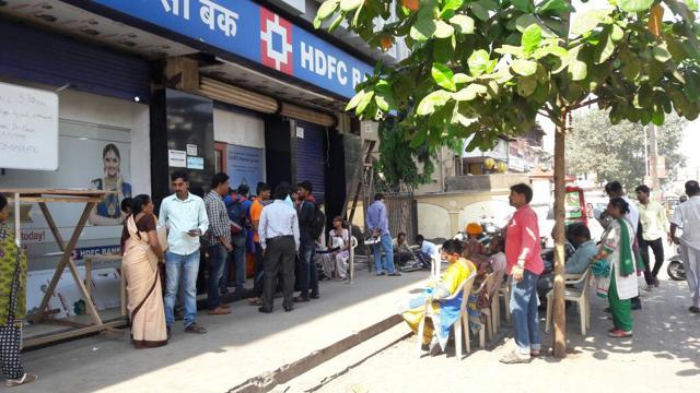 The queue outside HDFC bank in Kopar Khairne on Wednesday. (Bachaan Kumar) The queue outside HDFC bank in Kopar Khairne on Wednesday. (Bachaan Kumar)