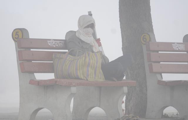 A passenger waiting for train at railway station at Patiala railway station. Dense fog has affected rail movement across north India.(Bharat Bhushan/HT Photo)