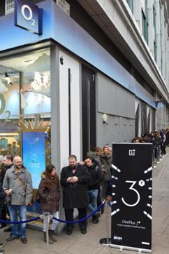 The long queue outside British Operator O2’s store, Nov 2016. (OnePlus) The long queue outside British Operator O2’s store, Nov 2016. (OnePlus)