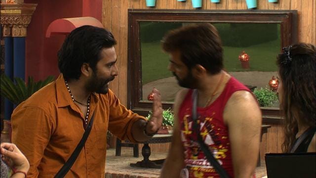 Manu and Manveer fight over Mona. (Colors)