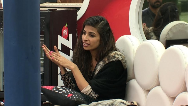 Priyanka is seen openly favouring Manveer. (Colors)