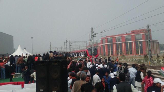 The gathering at event to mark the trail run of Lucknow metro. (HT Photo) The gathering at event to mark the trail run of Lucknow metro. (HT Photo)