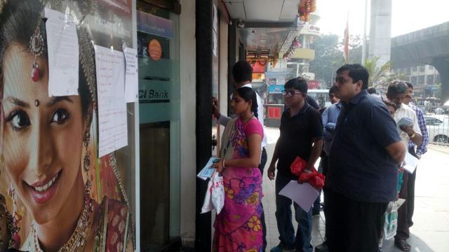 The queue outside ICICI bank in Currey Road on Thursday. (Anshuman Poyrekar/HT) The queue outside ICICI bank in Currey Road on Thursday. (Anshuman Poyrekar/HT)