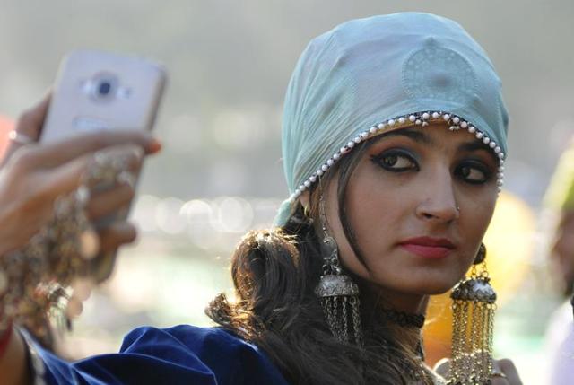 Kashmiri artist at Chandigarh Carnival-2016 at Leisure Valley, Sector-10, Chandigarh on Friday, November 25, 2016. (Karun Sharma/ Hindustan times)