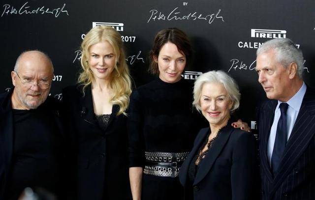 Photographer Peter Lindbergh, actors Nicole Kidman, Uma Thurman and Helen Mirren and CEO Pirelli Group Marco Tronchetti Provera attend a photocall for the launching of the Pirelli Calendar 2017 in Paris, France on November 29, 2016. (Reuters)