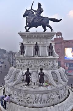 Workers cleaning the Maharaja Ranjit Singh statue on Wednesday, November 30, 2016. (Gurpreet Singh/HT)