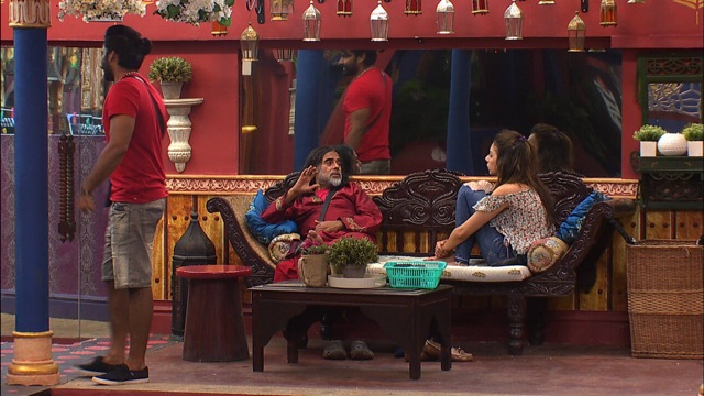 Swamiji in conversation with Nitibha. (Colors) Swamiji in conversation with Nitibha. (Colors)