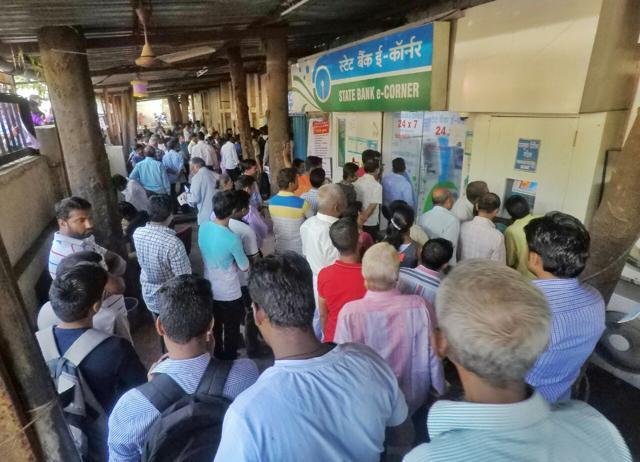 The Thane branch of SBI bank witnessed large crowds on Friday. (Pratik Chorge/HT )