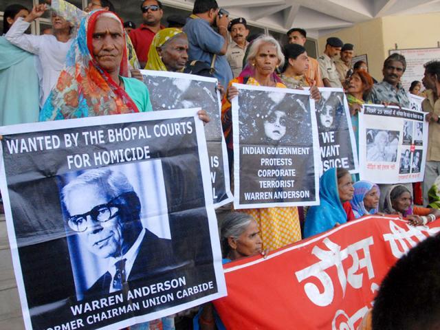 Bhopal gas tragedy victims stage demonstration outside a court during the long fight for justice. (Mujeeb Faruqui/HT File Photo) Bhopal gas tragedy victims stage demonstration outside a court during the long fight for justice. (Mujeeb Faruqui/HT File Photo)