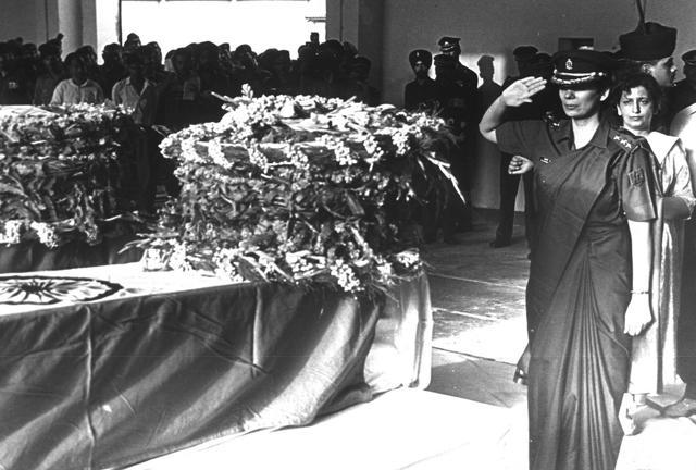 Captain Jayashree salutes the body of her husband Major Vivek Gupta on June 16,1999 in New Delhi. (TC Malhotra/Getty Images) Captain Jayashree salutes the body of her husband Major Vivek Gupta on June 16,1999 in New Delhi. (TC Malhotra/Getty Images)