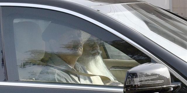 Radha Soami sect chief Gurinder Dhillon (right) arriving at the victims’ house. (Gurpreet Singh/HT)