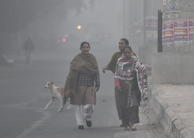 People going for the morning walk on a foggy morning in New Delhi’s Mayur Vihar on December 2, 2016. (Sushil Kumar/Hindustan Times) People going for the morning walk on a foggy morning in New Delhi’s Mayur Vihar on December 2, 2016. (Sushil Kumar/Hindustan Times)