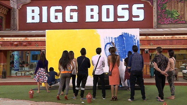 Manveer and Gaurav try their best to win the captaincy task as the housemates look on. (Colors) Manveer and Gaurav try their best to win the captaincy task as the housemates look on. (Colors)