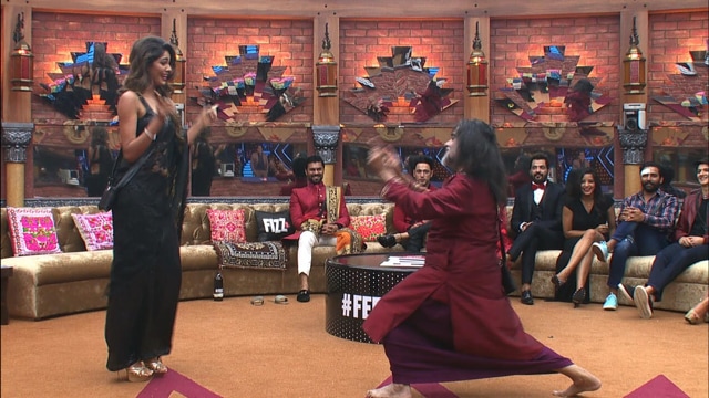 Swamiji and Lopa perform for Salman. (Colors) Swamiji and Lopa perform for Salman. (Colors)