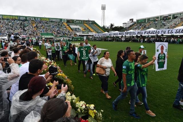 Relatives of the members of the Chapecoense Real football club team killed in a plane crash in Colombia enter the field during a funeral ceremony at the stadium in Chapeco. (AFP Photo) Relatives of the members of the Chapecoense Real football club team killed in a plane crash in Colombia enter the field during a funeral ceremony at the stadium in Chapeco. (AFP Photo)