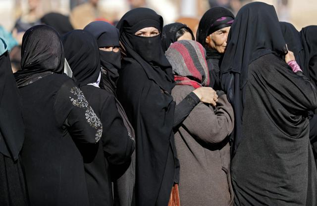 Displaced Iraqi women queue to receive food distribution from a British charity, on December 4, 2016 in the village of Gogjali, on the eastern edge of Mosul. (AFP Photo) Displaced Iraqi women queue to receive food distribution from a British charity, on December 4, 2016 in the village of Gogjali, on the eastern edge of Mosul. (AFP Photo)