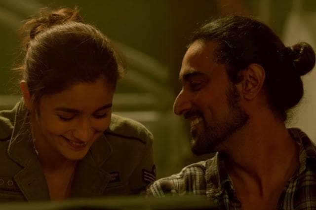 Alia Bhatt and Kunal Kapoor in Dear Zindagi. Alia Bhatt and Kunal Kapoor in Dear Zindagi.
