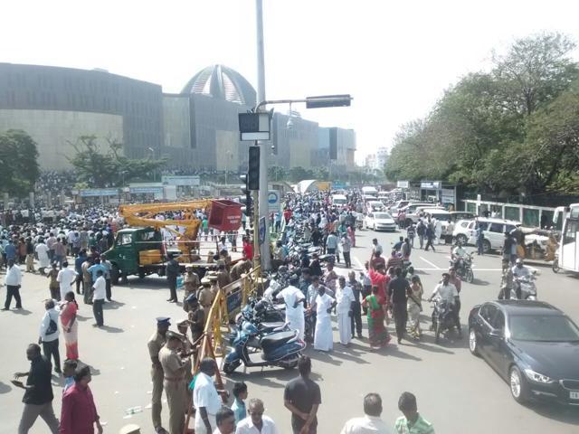 Crowds head towards the hospital where Jayalalithaa was under treatment before she passed away. (Bharath Srinivasan/Hindustan Times) Crowds head towards the hospital where Jayalalithaa was under treatment before she passed away. (Bharath Srinivasan/Hindustan Times)