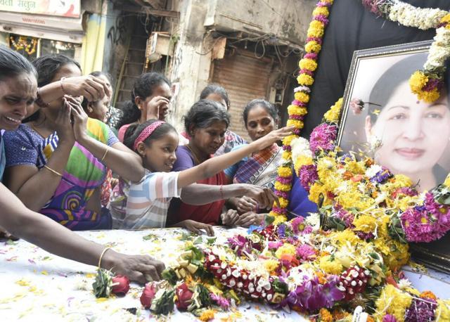 People offer condolences for the Tamil Nadu CM in Mumbai’s Dharavi area in Sion. (Kunal Patil / HT Photo ) People offer condolences for the Tamil Nadu CM in Mumbai’s Dharavi area in Sion. (Kunal Patil / HT Photo )