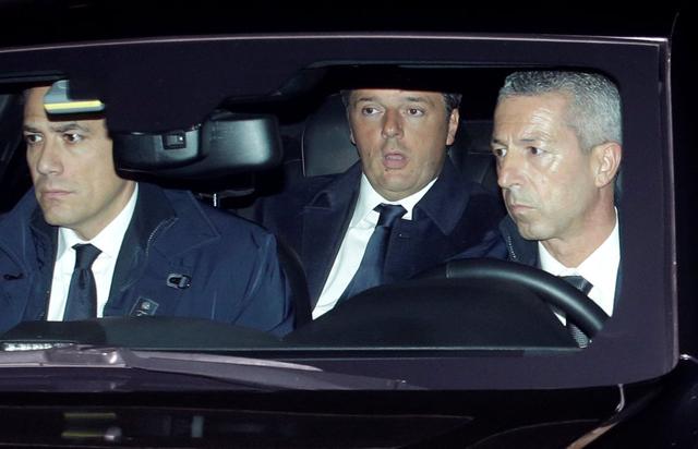 Italian Prime Minister Matteo Renzi (C) arrives at Quirinale presidential palace to talk with President Sergio Mattarella in Rome. (Reuters photo) Italian Prime Minister Matteo Renzi (C) arrives at Quirinale presidential palace to talk with President Sergio Mattarella in Rome. (Reuters photo)