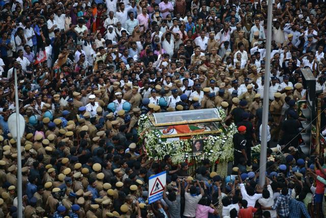 Security personnel carry late Tamil Nadu chief minister J Jayalalithaa's mortal remains during her funeral procession in Chennai. (Vanne Srinivasulu/HT Photo) Security personnel carry late Tamil Nadu chief minister J Jayalalithaa's mortal remains during her funeral procession in Chennai. (Vanne Srinivasulu/HT Photo)