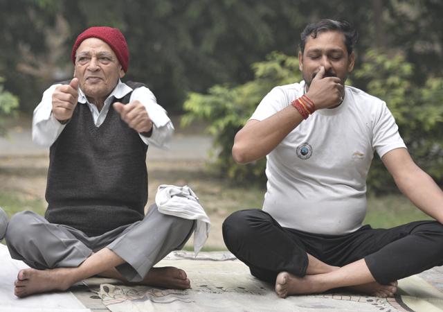 People exercising on a polluted morning at a park in New Delhi. (Mohd Zakir/HT File ) People exercising on a polluted morning at a park in New Delhi. (Mohd Zakir/HT File )