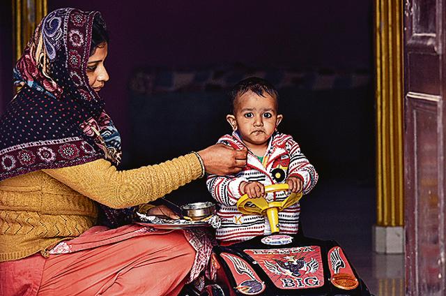 Faridabad boy Piyush Bhadana (seen here being fed by his mother) is only 15 months old and has been diagnosed with a milk allergy. (Ravi Choudhary / HT Photo) Faridabad boy Piyush Bhadana (seen here being fed by his mother) is only 15 months old and has been diagnosed with a milk allergy. (Ravi Choudhary / HT Photo)