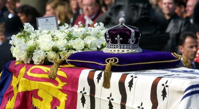 The coffin of the Queen Mother, mother of the reigning monarch of UK, Queen Elizabeth. The crown with the Koh-i-noor that was made for her coronation was placed on the coffin (Tim Graham/Getty Images) The coffin of the Queen Mother, mother of the reigning monarch of UK, Queen Elizabeth. The crown with the Koh-i-noor that was made for her coronation was placed on the coffin (Tim Graham/Getty Images)