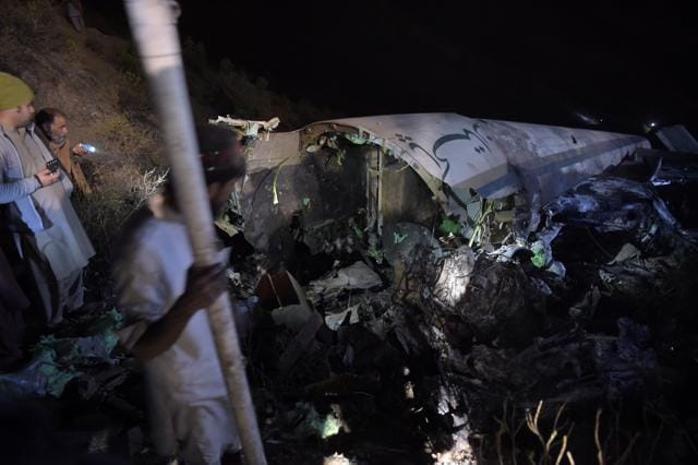 Pakistanis search for victims around the wreckage of the crashed PIA passenger plane flight PK661 in Abbottabad district of Khyber-Pakhtunkhwa province on December 7, 2016. (AFP)