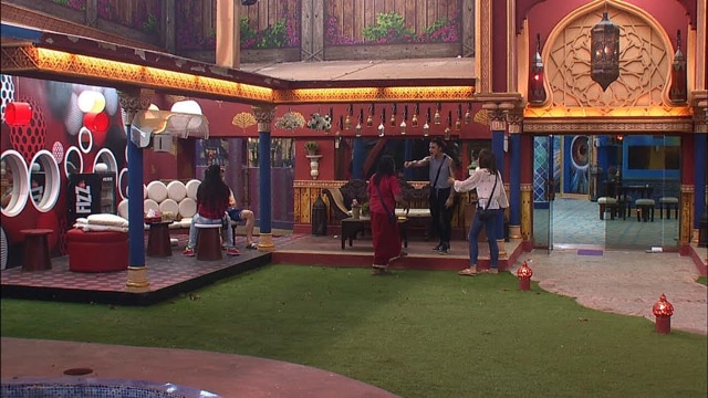 Swamiji and Bani fight during captaincy task. (Colors)