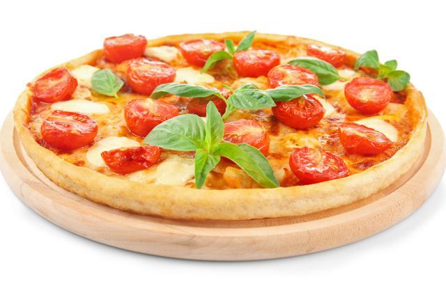Gilchrist spends Friday night at home, with homemade pizza . (Photo: Shutterstock)