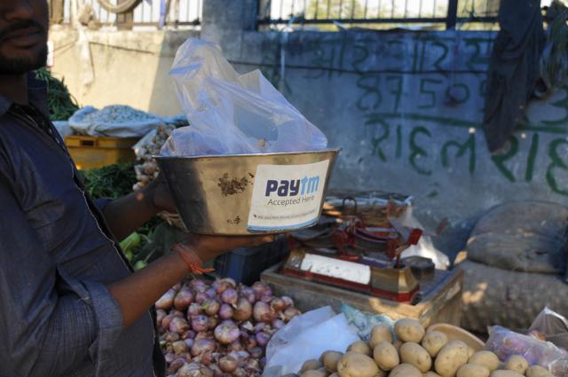 Roadside vendors are restricting usage of e-commerce apps, which have become their only major source of income, due to cash crunch. (Salman Ali/HT Photo) Roadside vendors are restricting usage of e-commerce apps, which have become their only major source of income, due to cash crunch. (Salman Ali/HT Photo)